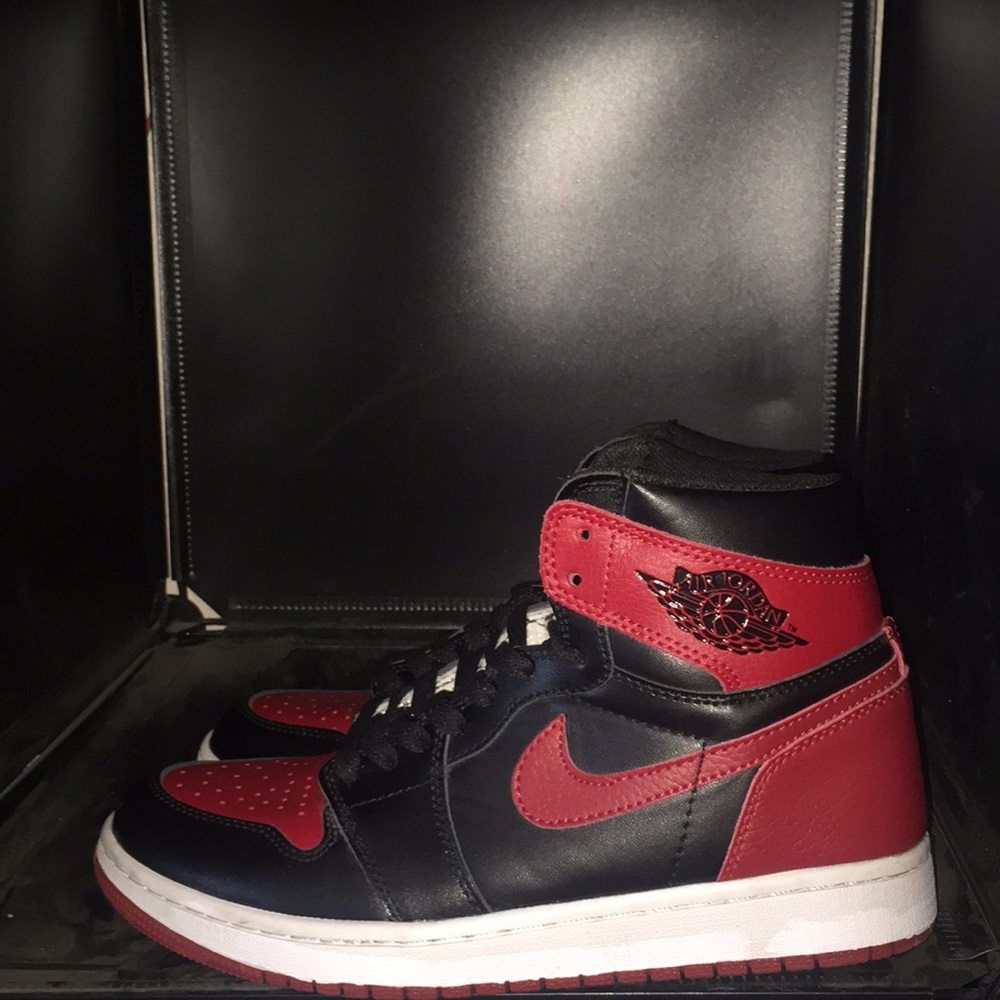 Nike air jordan retro 1 breds banned